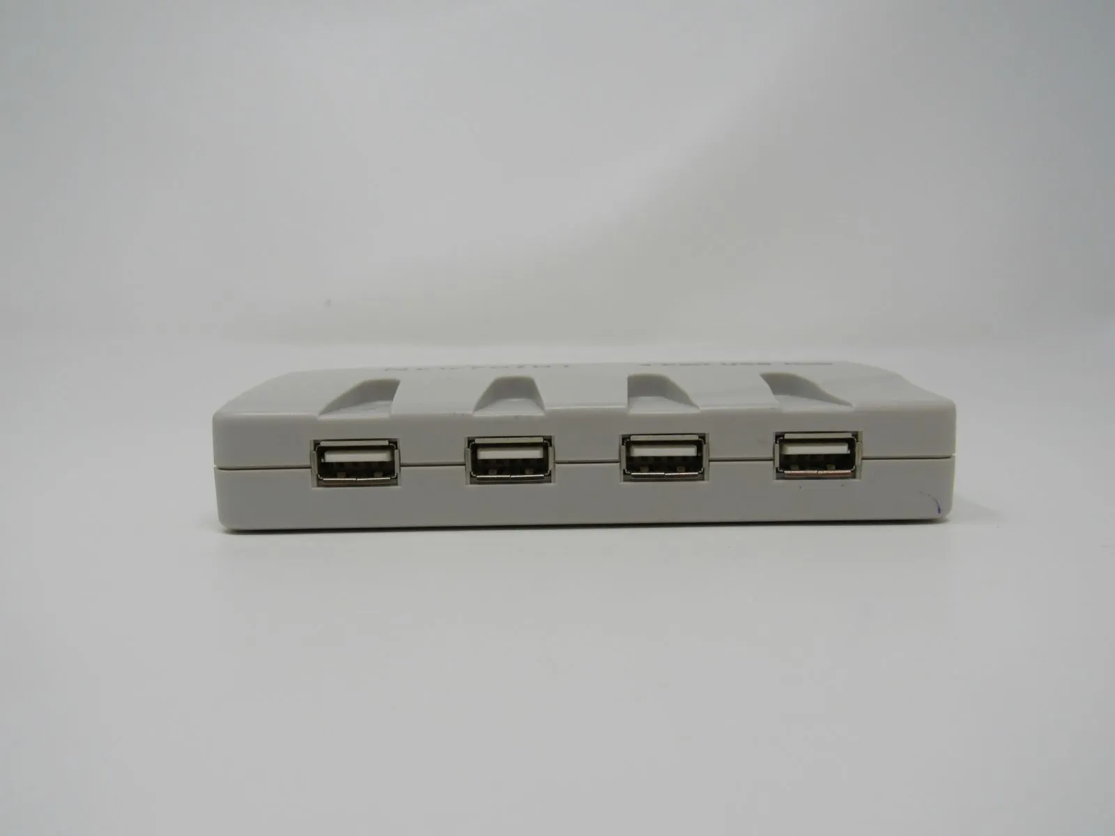 Newpoint 4 Port USB Hub Universal Series Bus -- Used